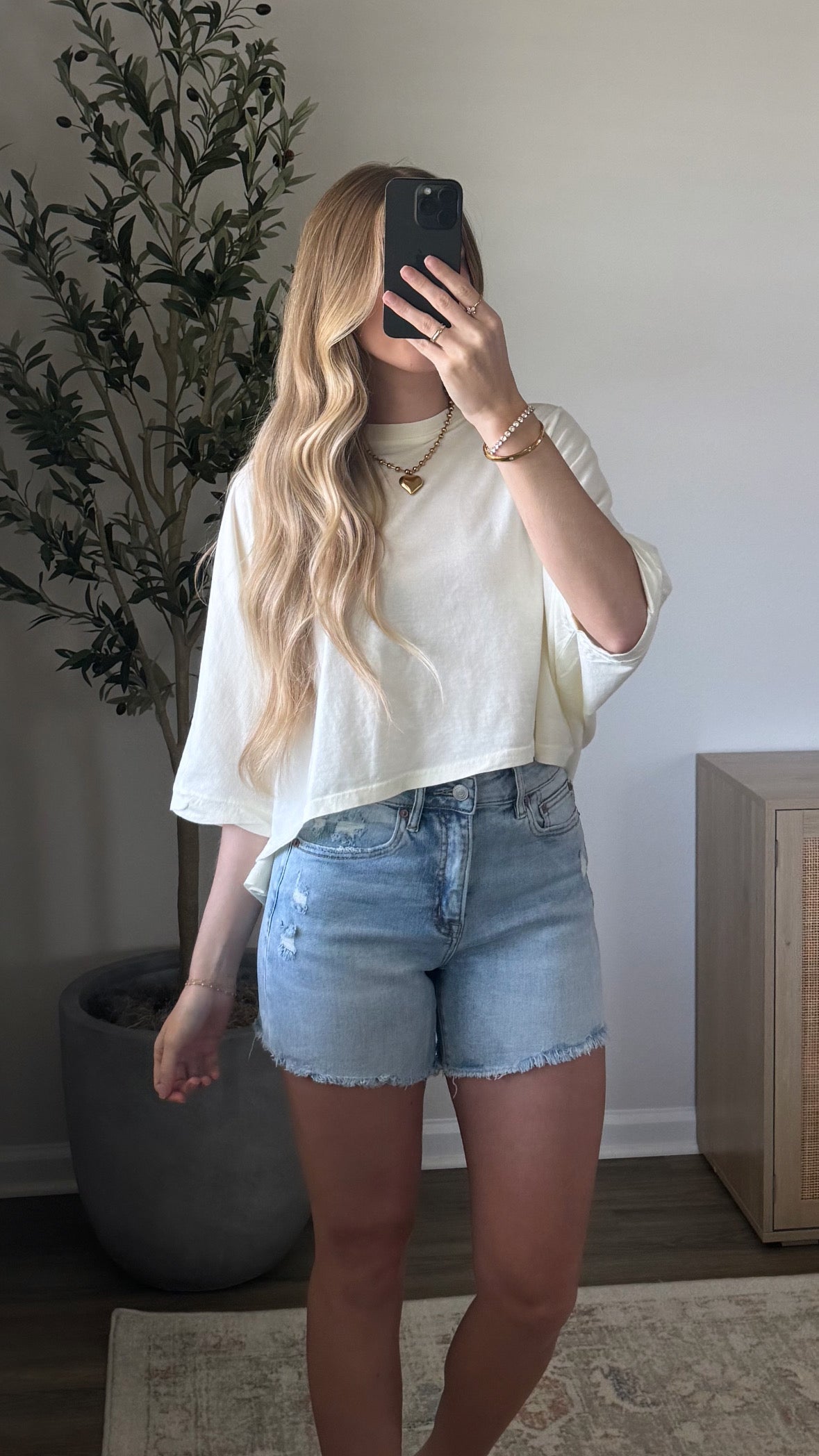 Olivia Denim Shorts / Light Wash