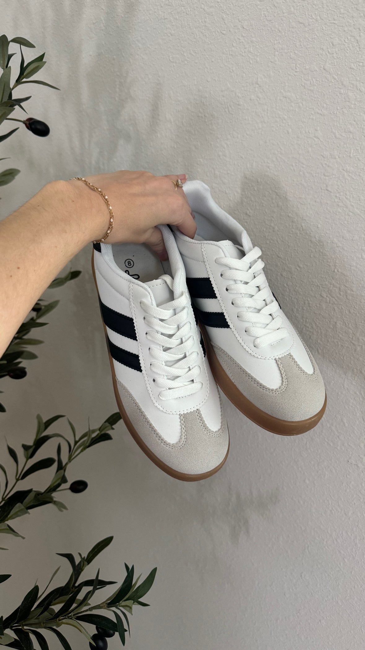 Mia Sneakers / White + Black