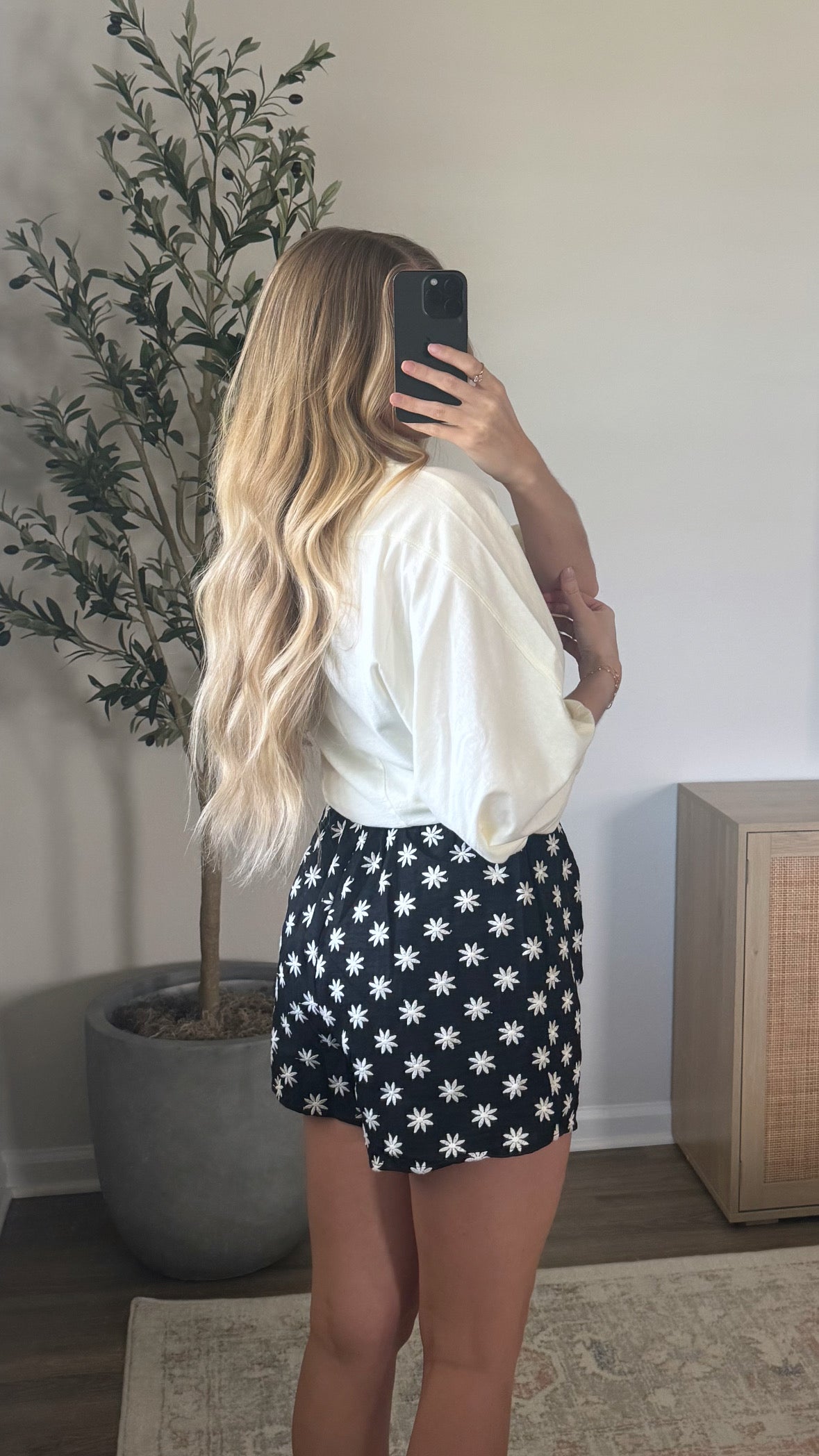 Floral Embroidered Shorts / Black