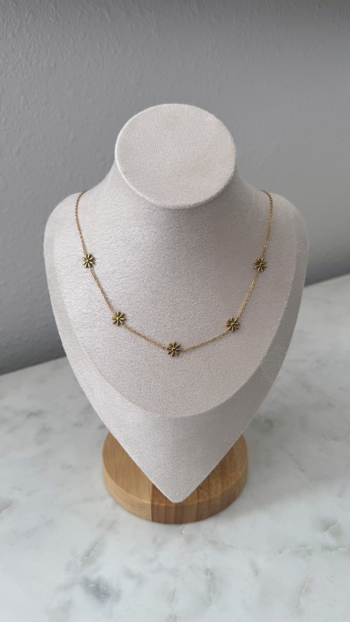 Dainty Daisy Necklace / 18k Gold