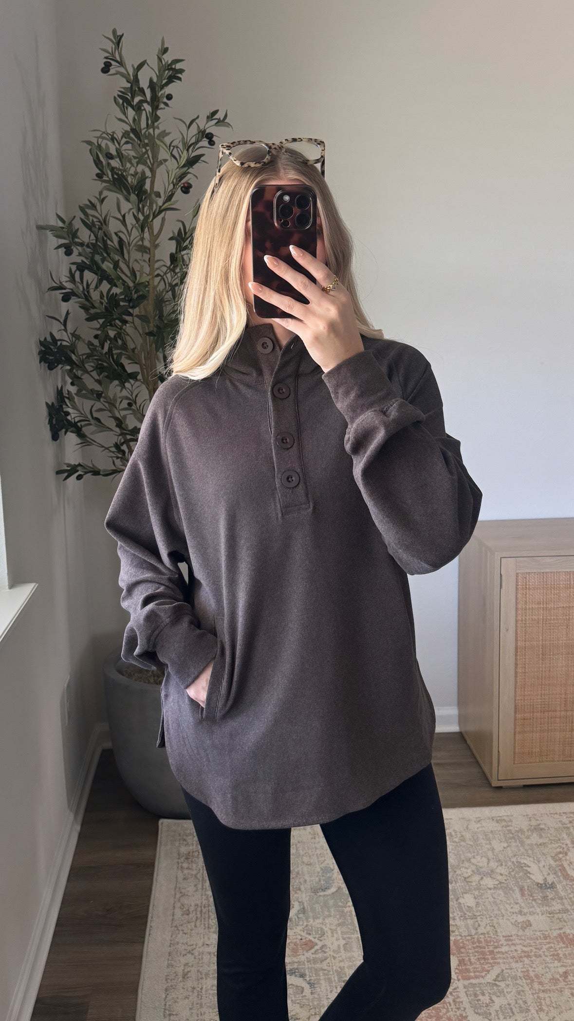 Henley Pullover / Dark Brown