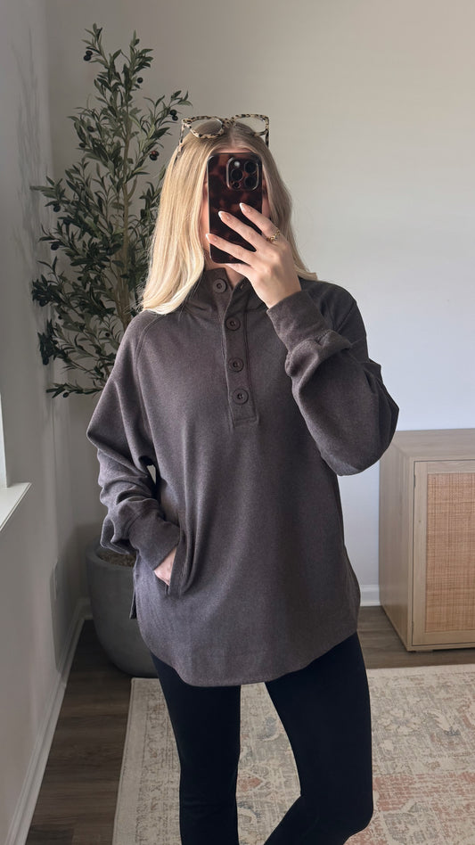 Henley Pullover / Dark Brown
