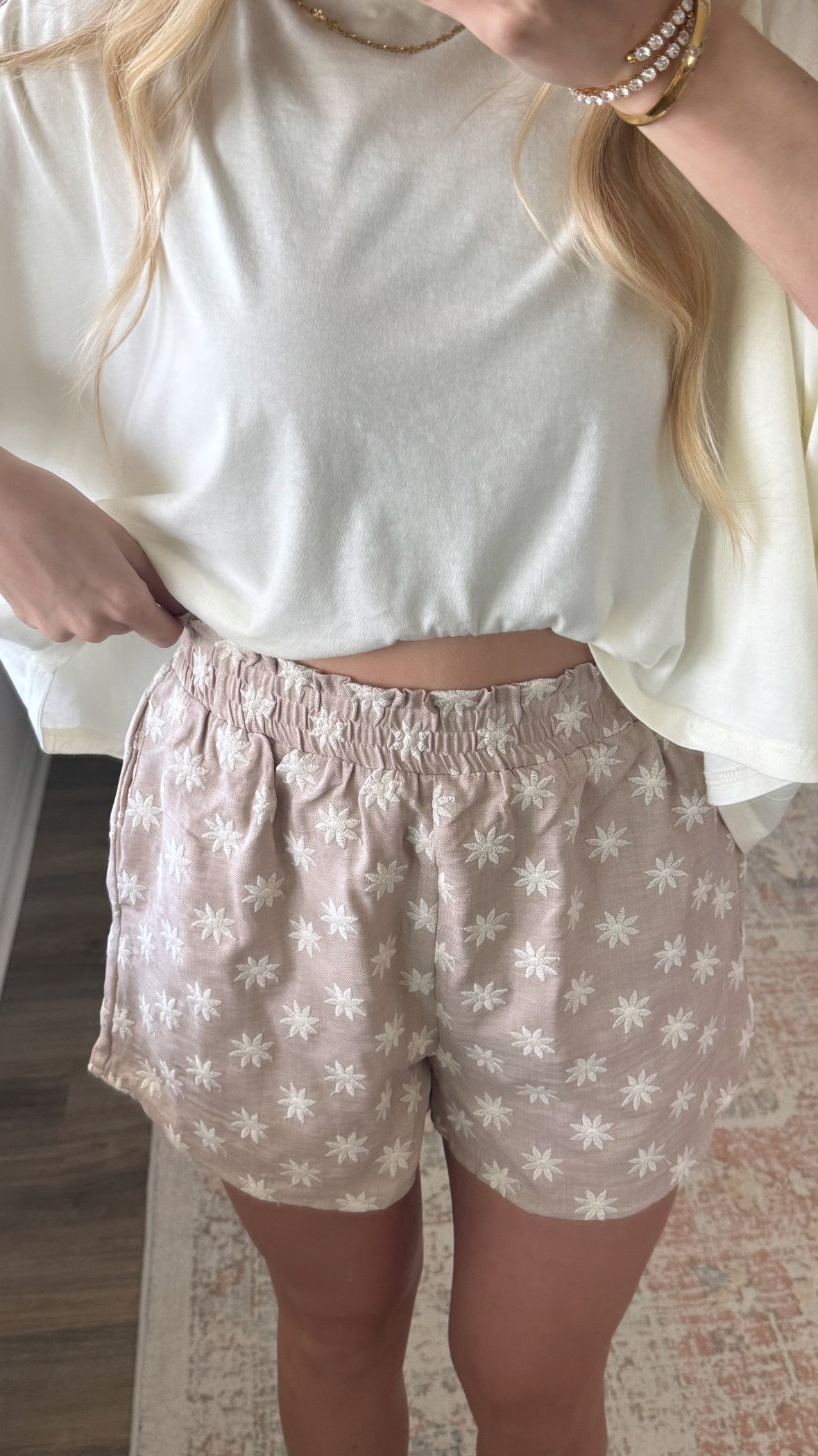 Floral Embroidered Shorts / Sand
