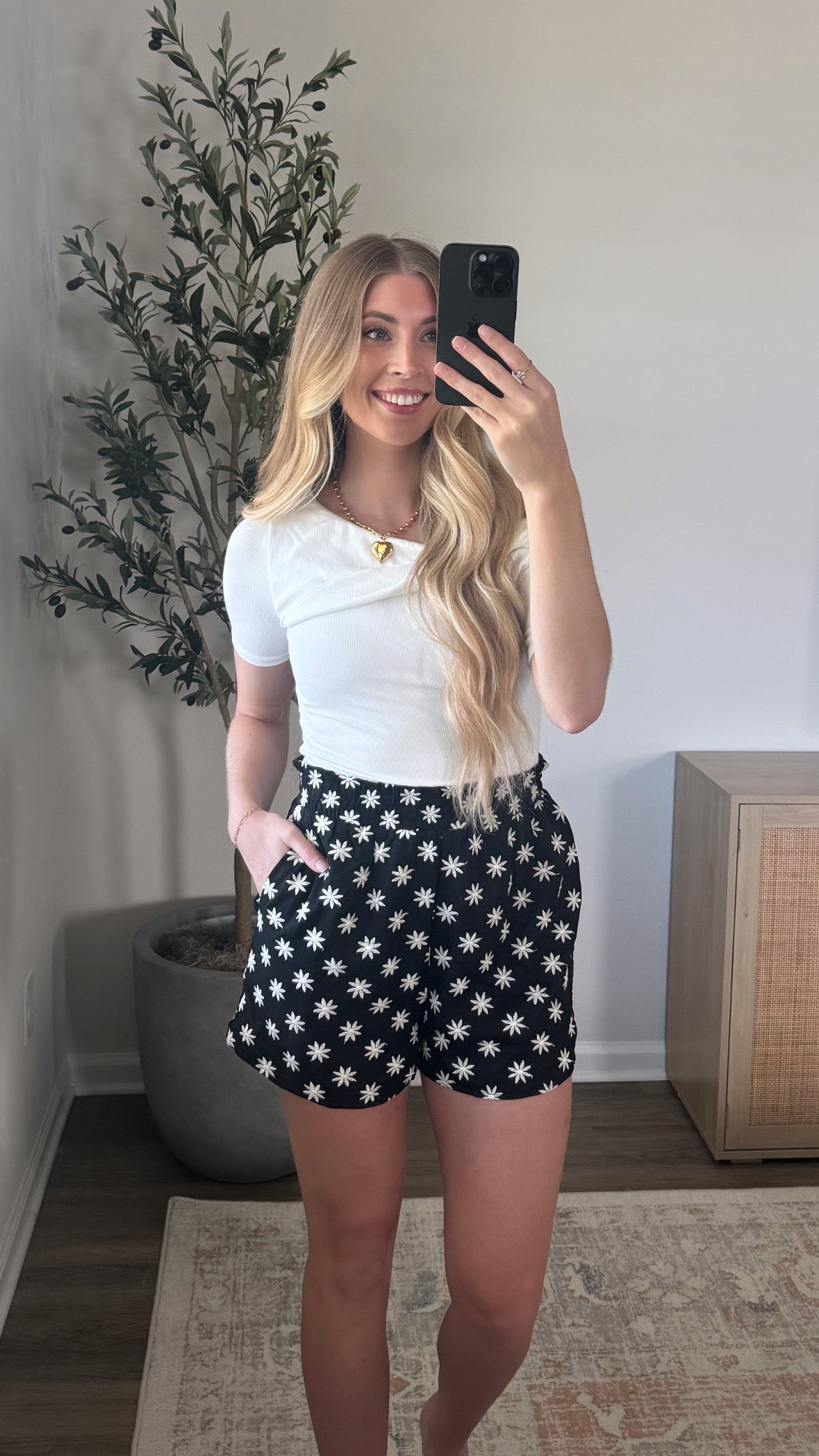 Floral Embroidered Shorts / Black