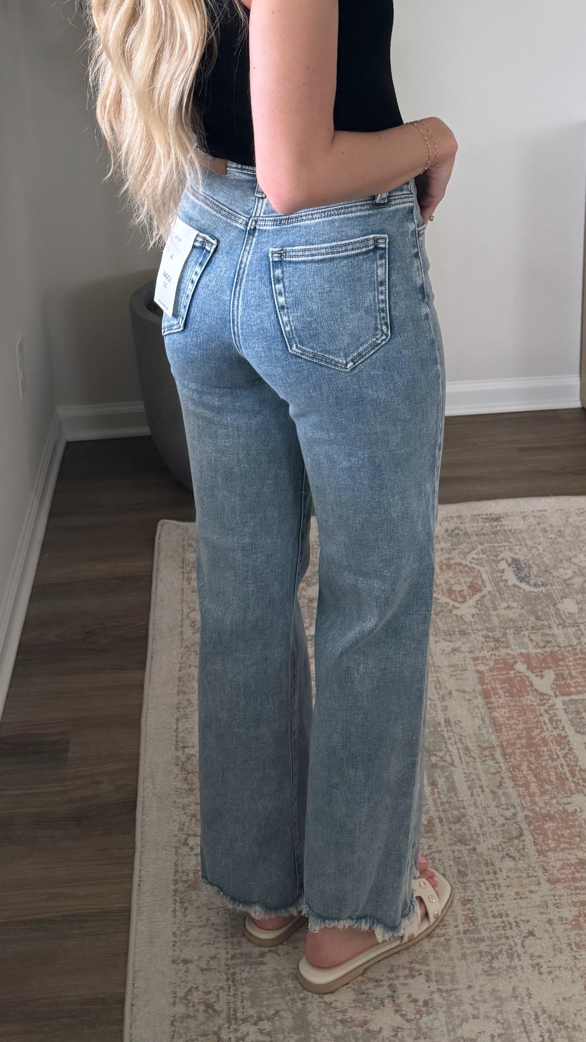 Frayed Hem Stretch Denim / Medium Wash