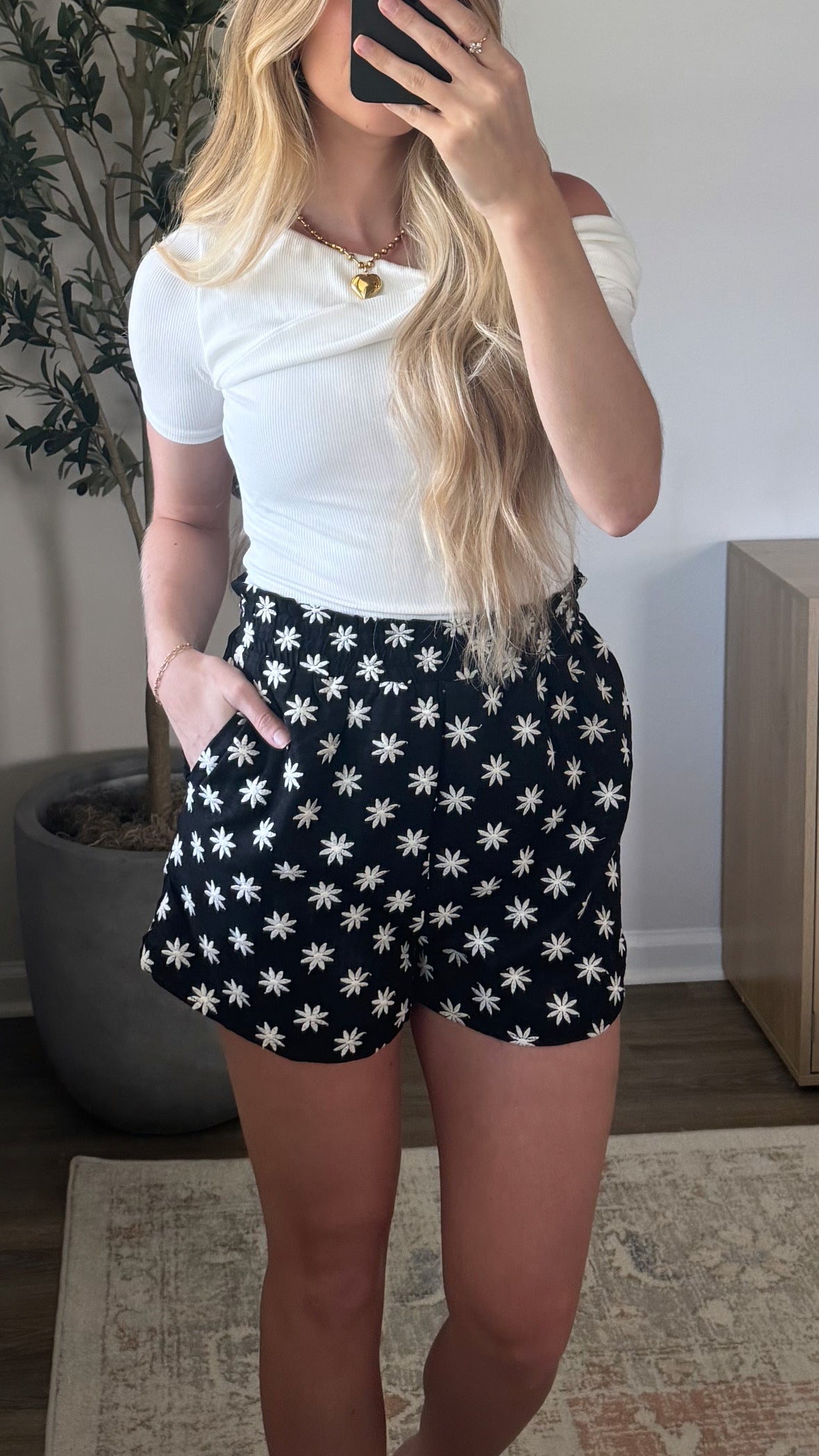 Floral Embroidered Shorts / Black