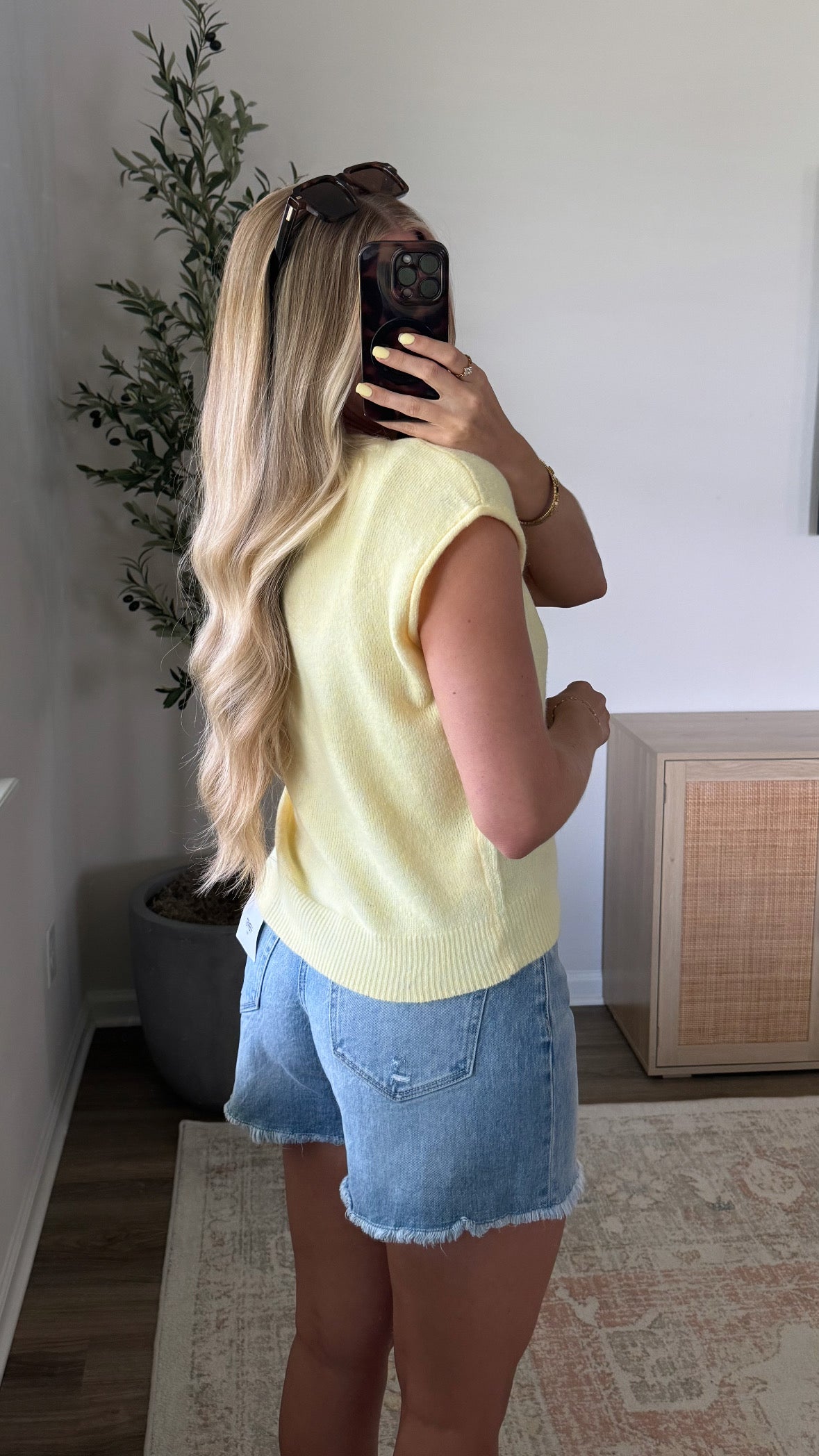 Sleeveless Cardigan / Light Yellow