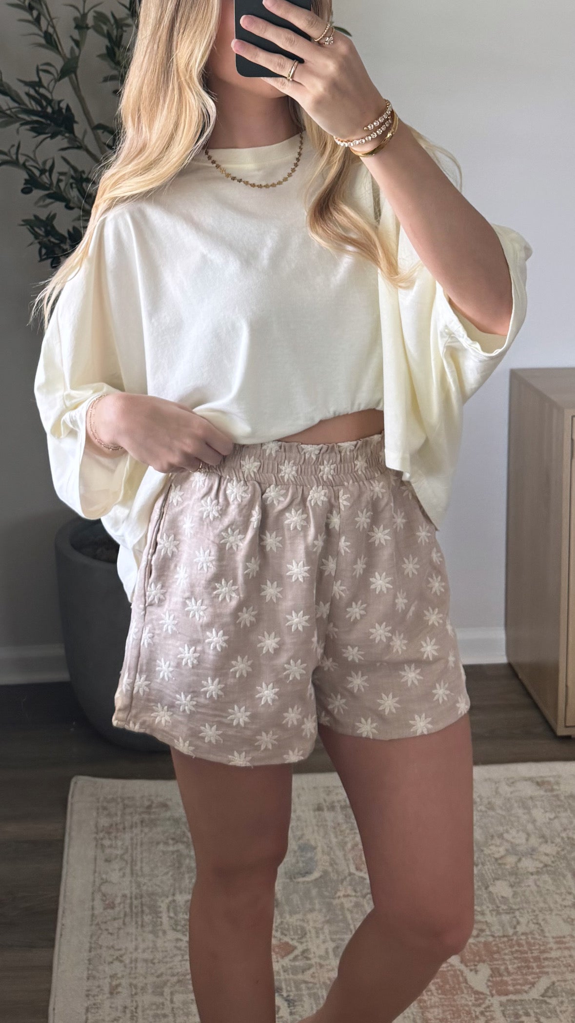Floral Embroidered Shorts / Sand