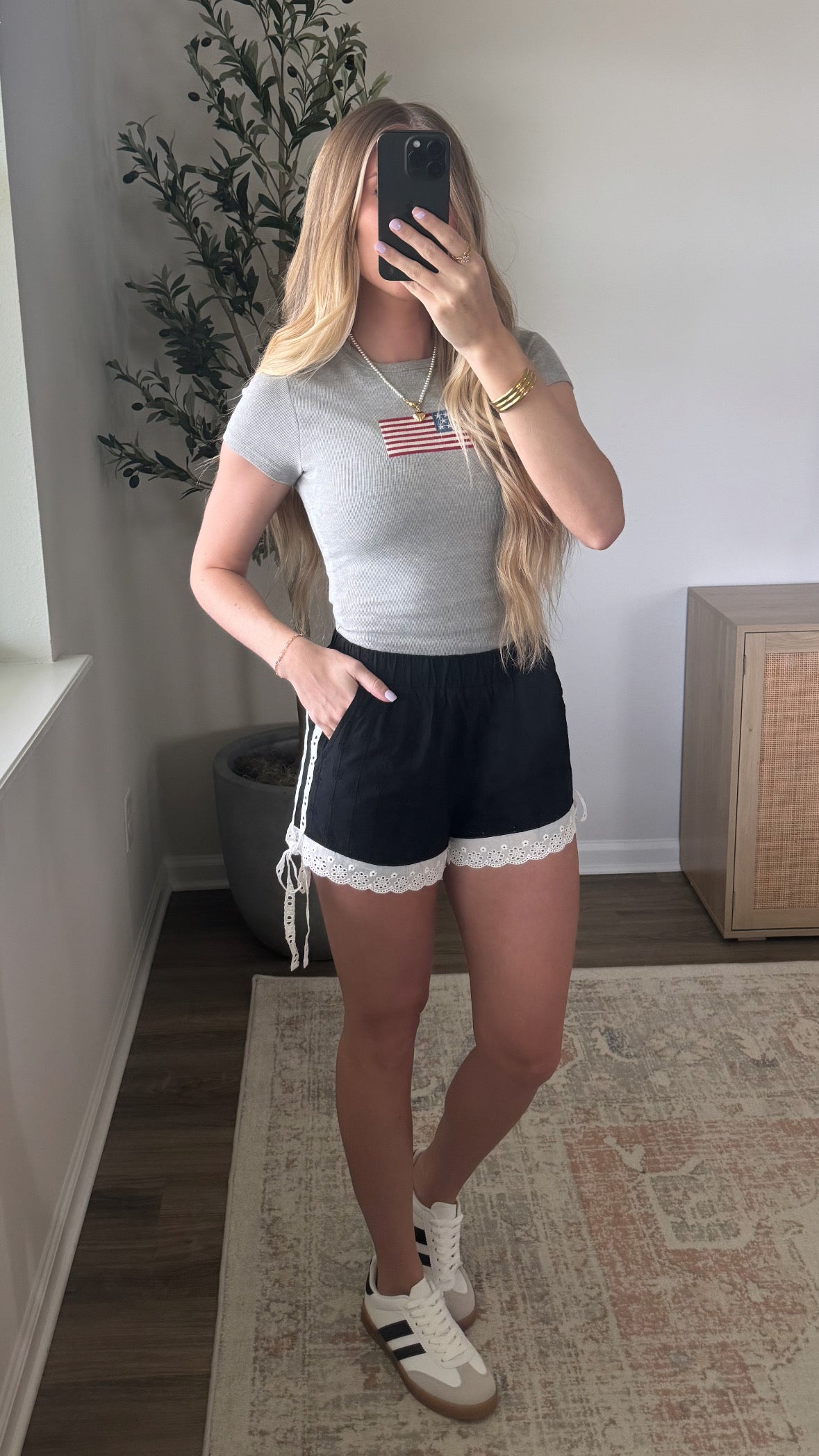 Lace Eyelet Shorts / Black
