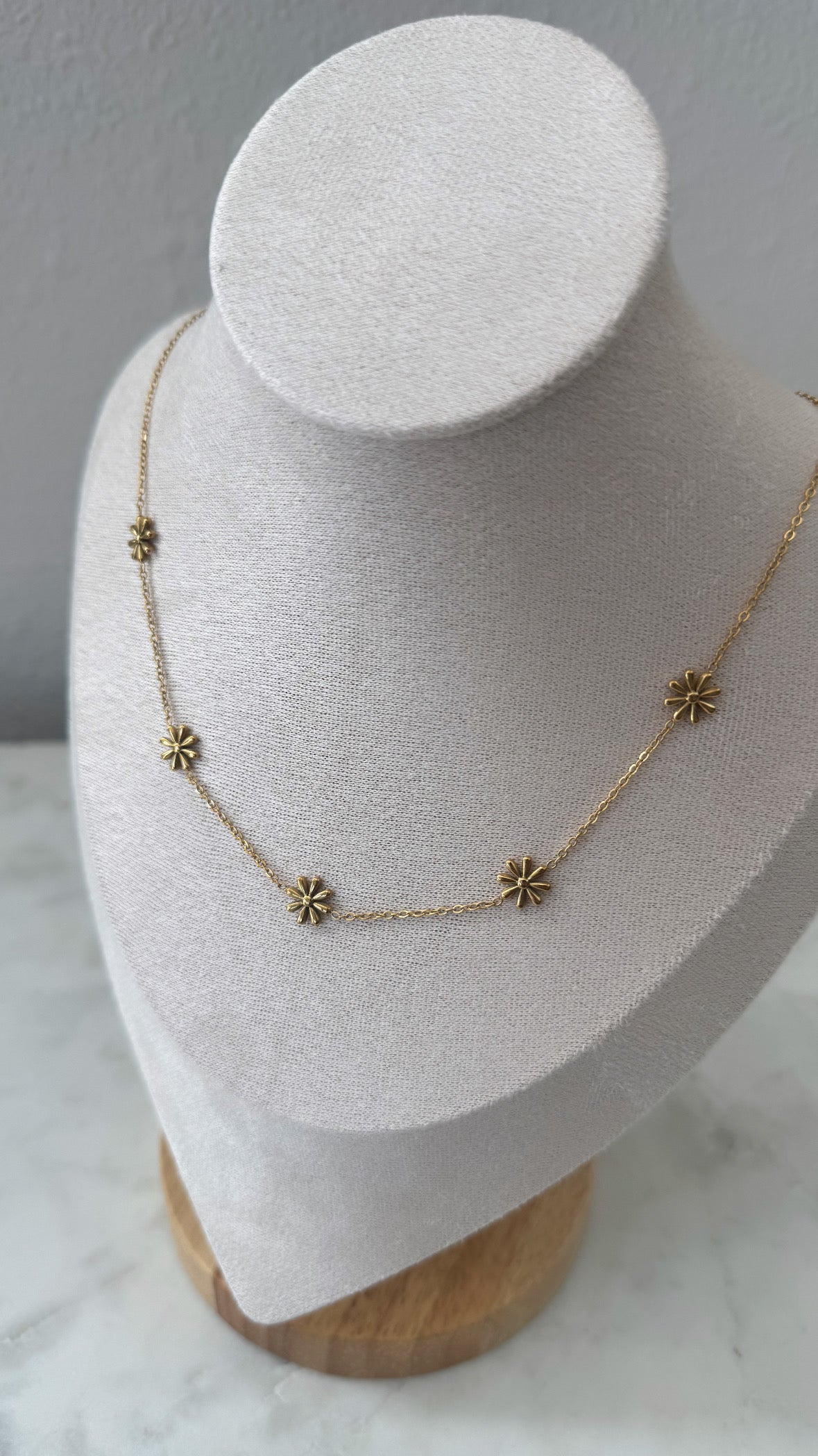 Dainty Daisy Necklace / 18k Gold