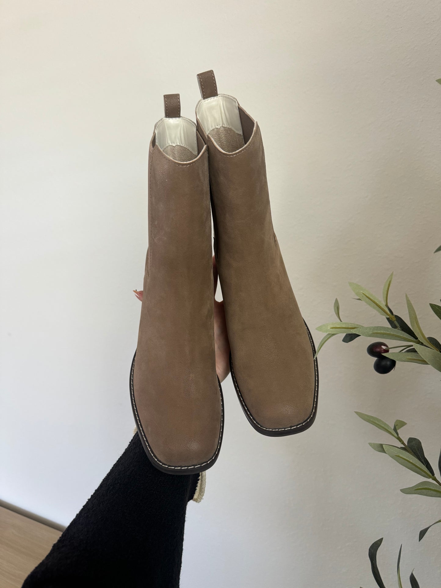 Square Toe Bootie / Brown