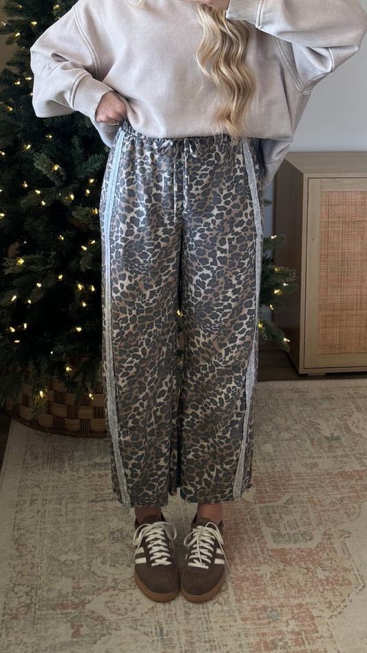 DOORBUSTER - Leopard Barrel Sweatpants