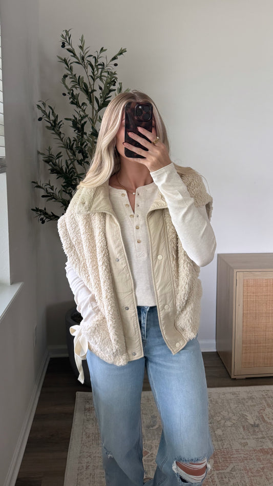 Side Tie Sherpa Vest / Sand Beige