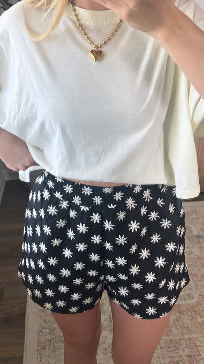 Floral Embroidered Shorts / Black
