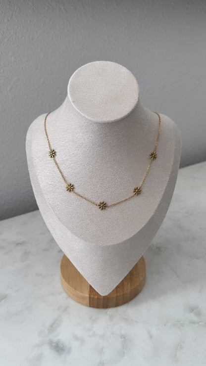 Dainty Daisy Necklace / 18k Gold
