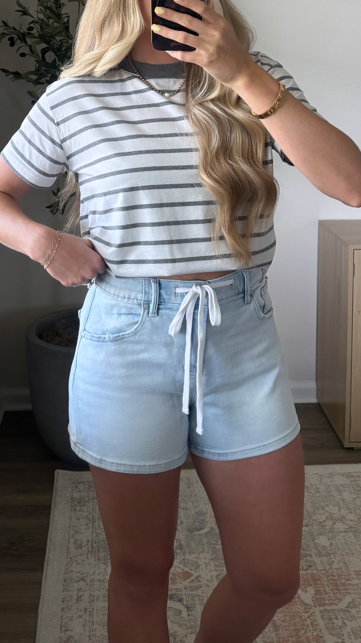 Drawstring Denim Shorts / Light Wash