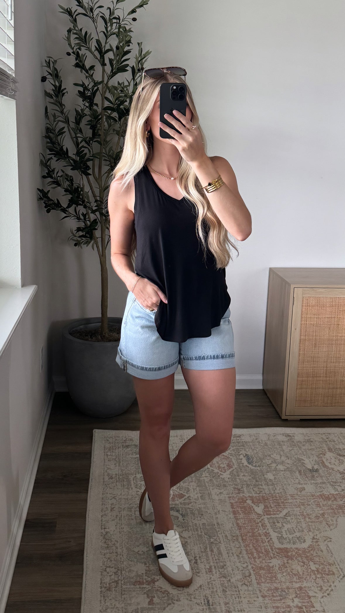V-Neck Tank Top / Black