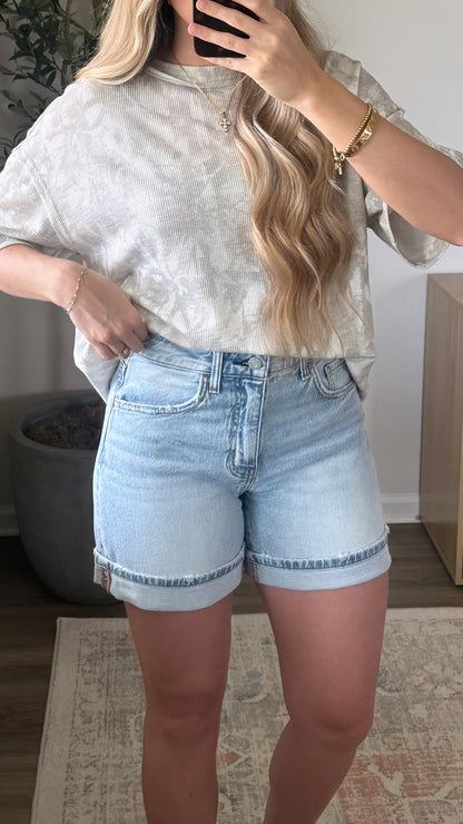 Casey Denim Shorts / Light Wash