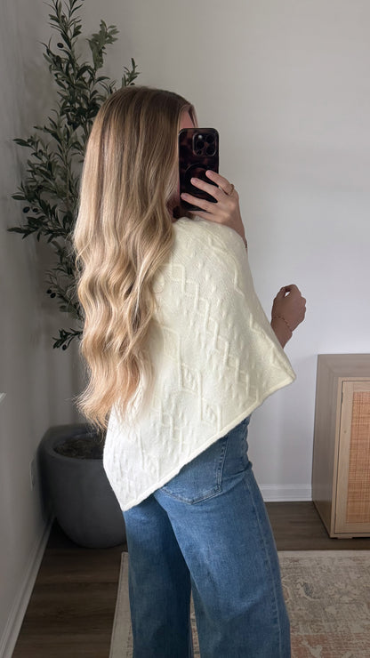 Cable Knit Poncho / Cream