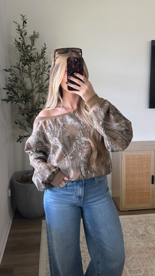 Off the Shoulder Pullover / Brown Camo