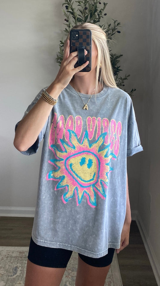 Good Vibes Cuffed Graphic Tee / Grey