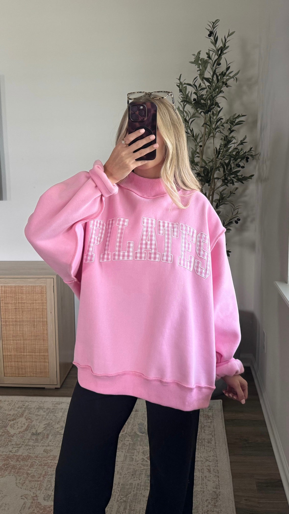 Pilates Embroidered Mock Neck Sweatshirt / Pink