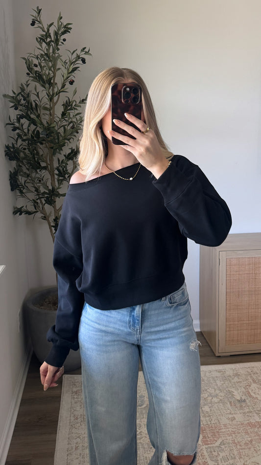 Off the Shoulder Pullover / Black