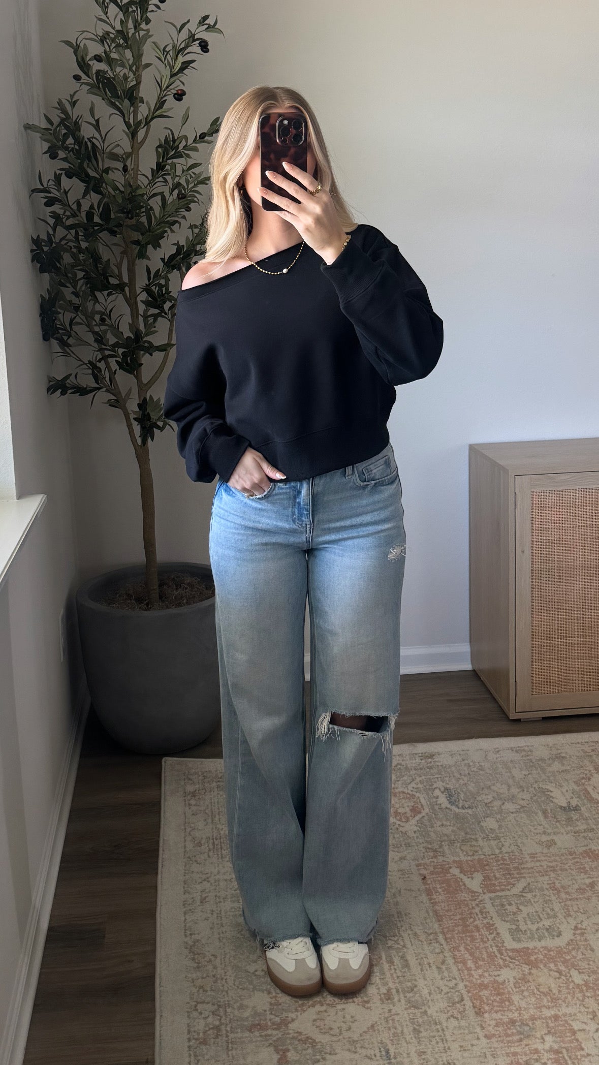 Off the Shoulder Pullover / Black
