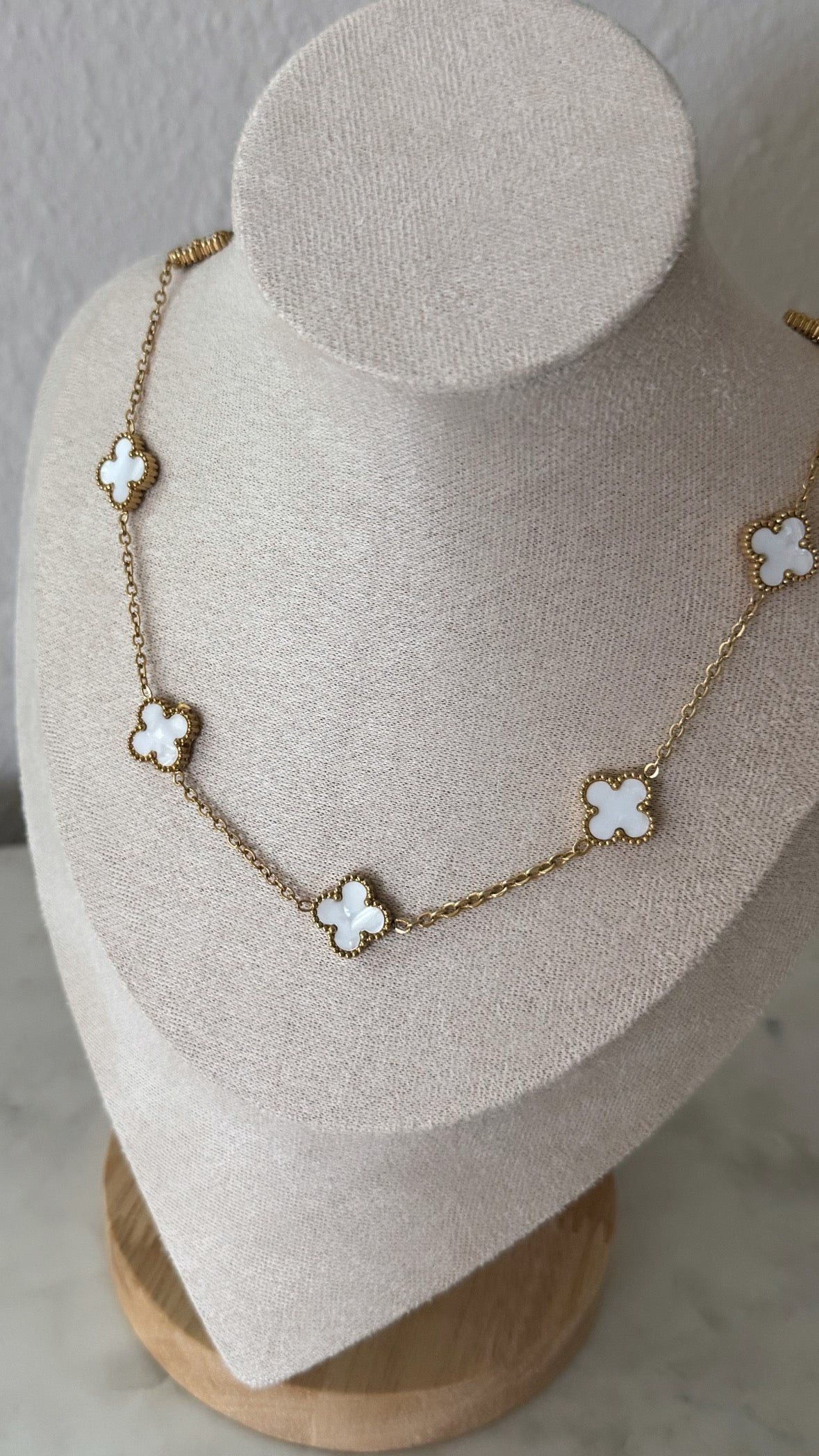 Clover Necklace / White