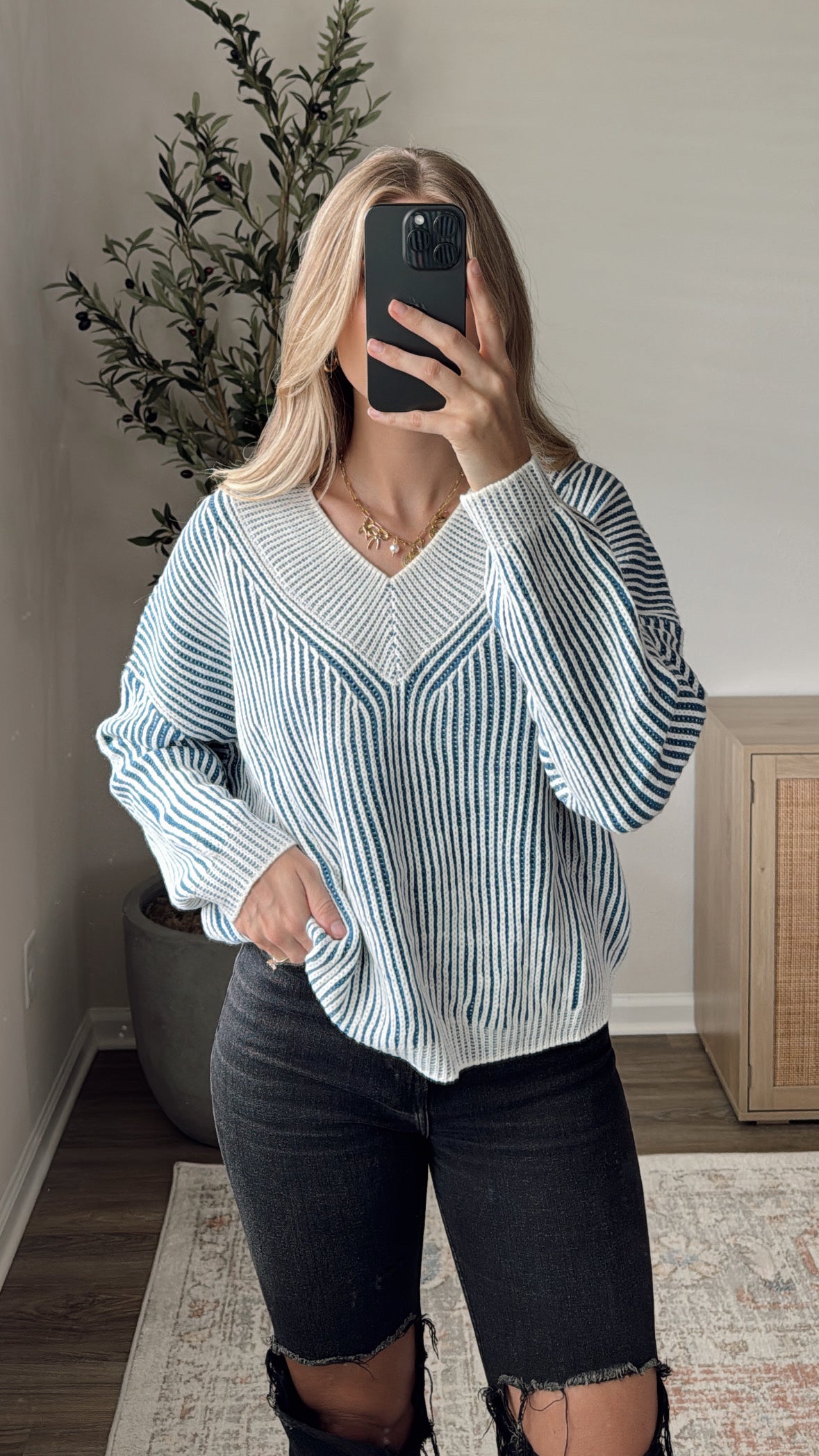 V-Neck Ribbed Sweater / Blue