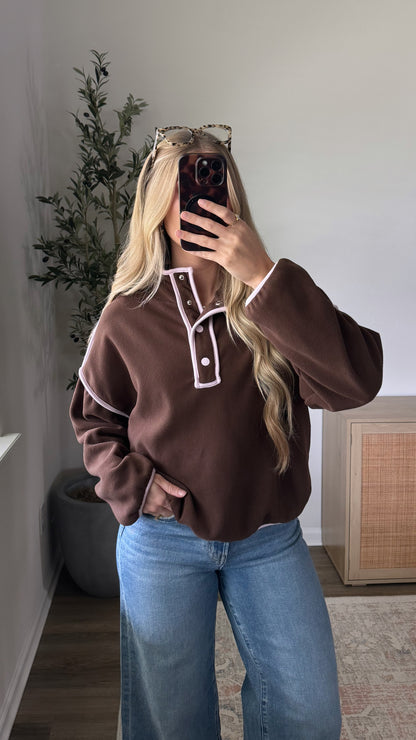 Contrast Fleece Pullover / Brown + Pink