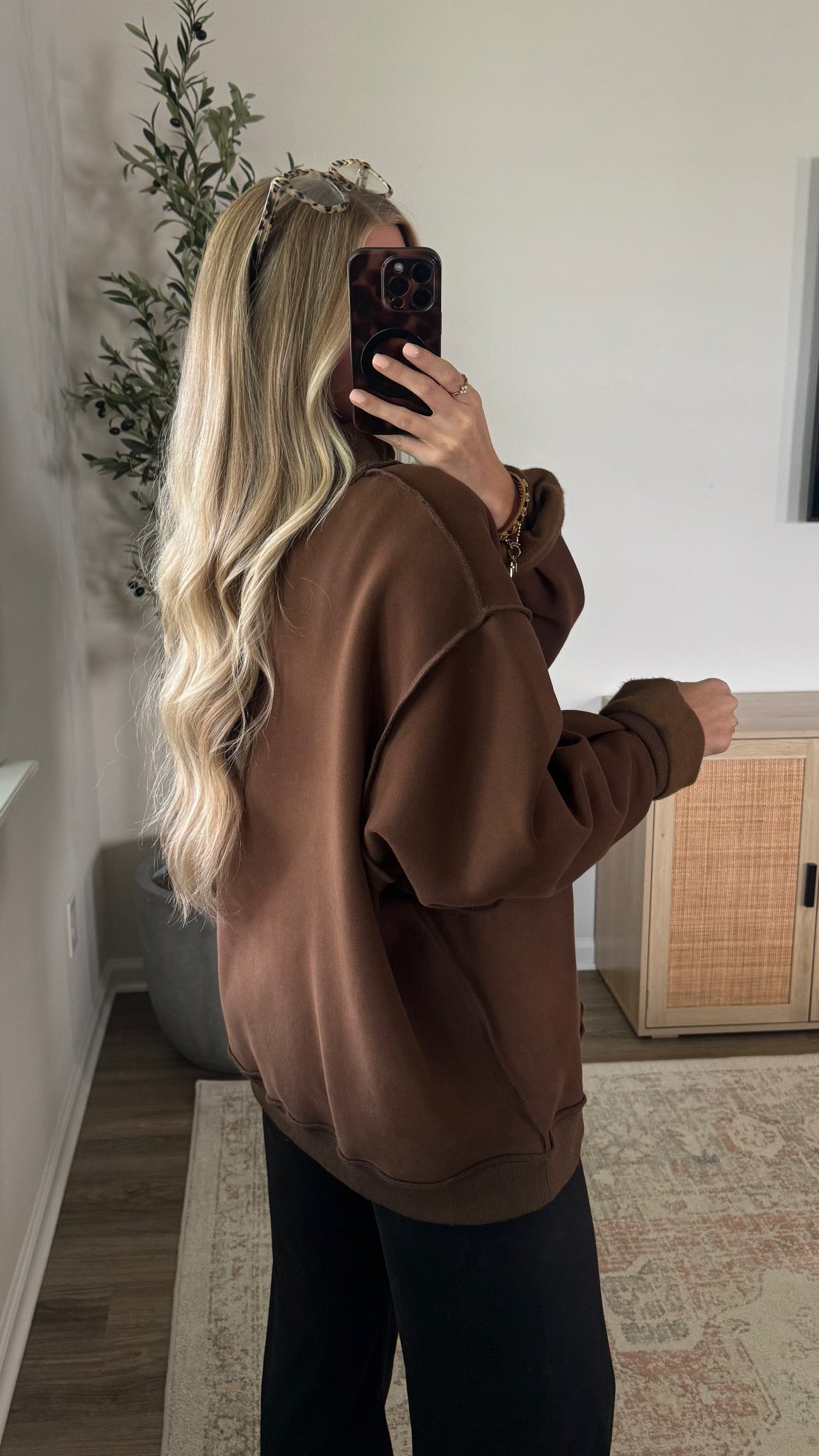 Pilates Embroidered Mock Neck Sweatshirt / Brown