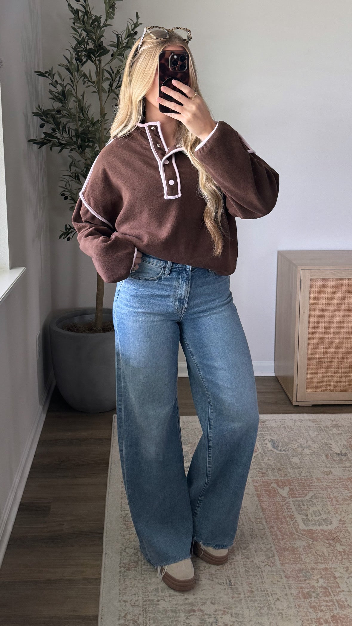 Contrast Fleece Pullover / Brown + Pink