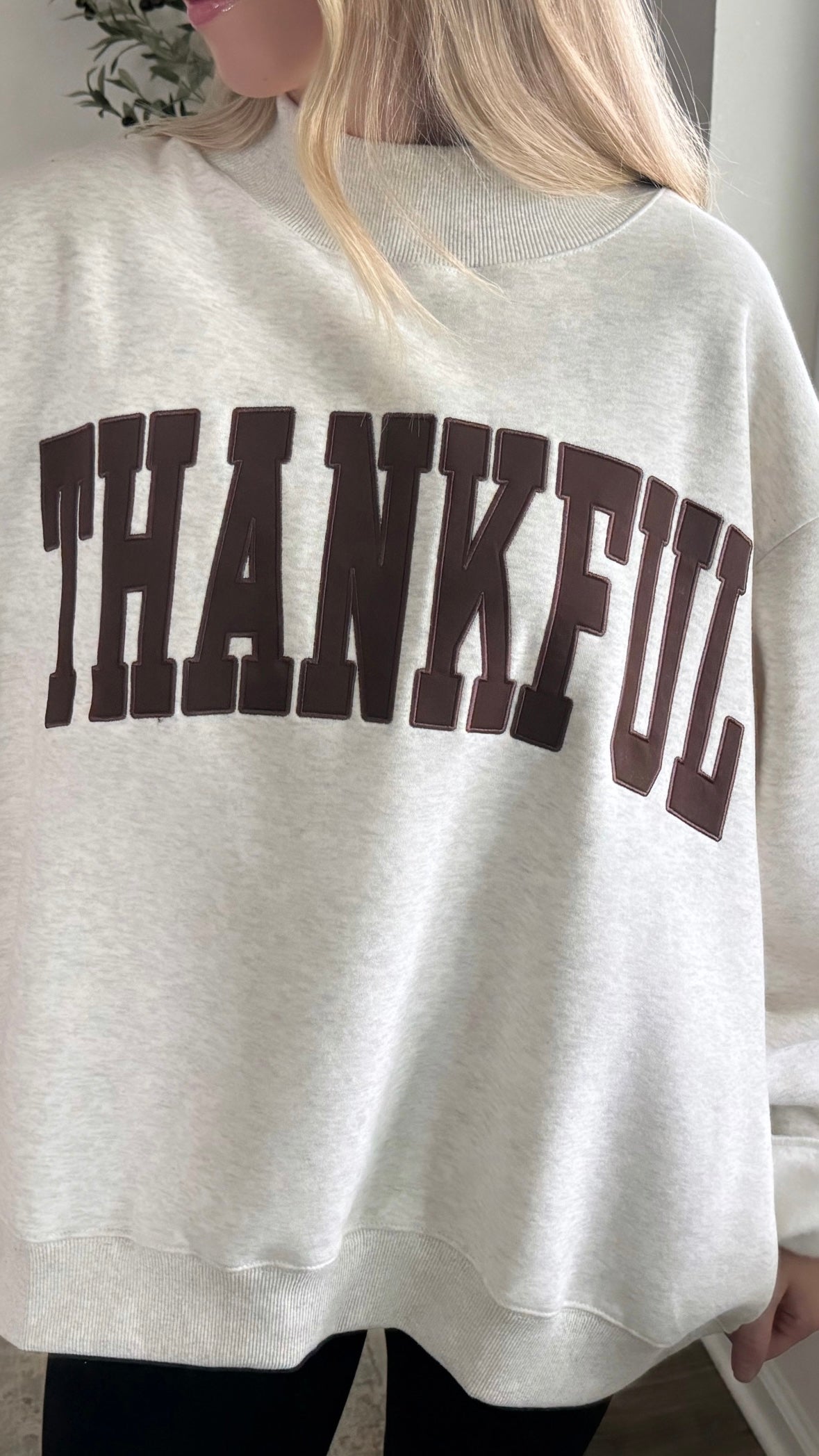 Thankful Embroidered Mock Neck Sweatshirt / Brown