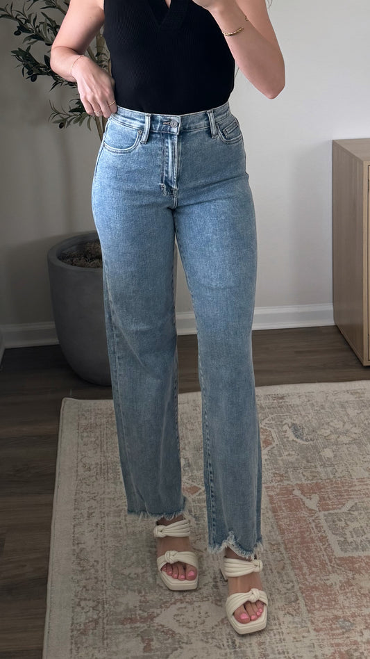 Frayed Hem Stretch Denim / Medium Wash