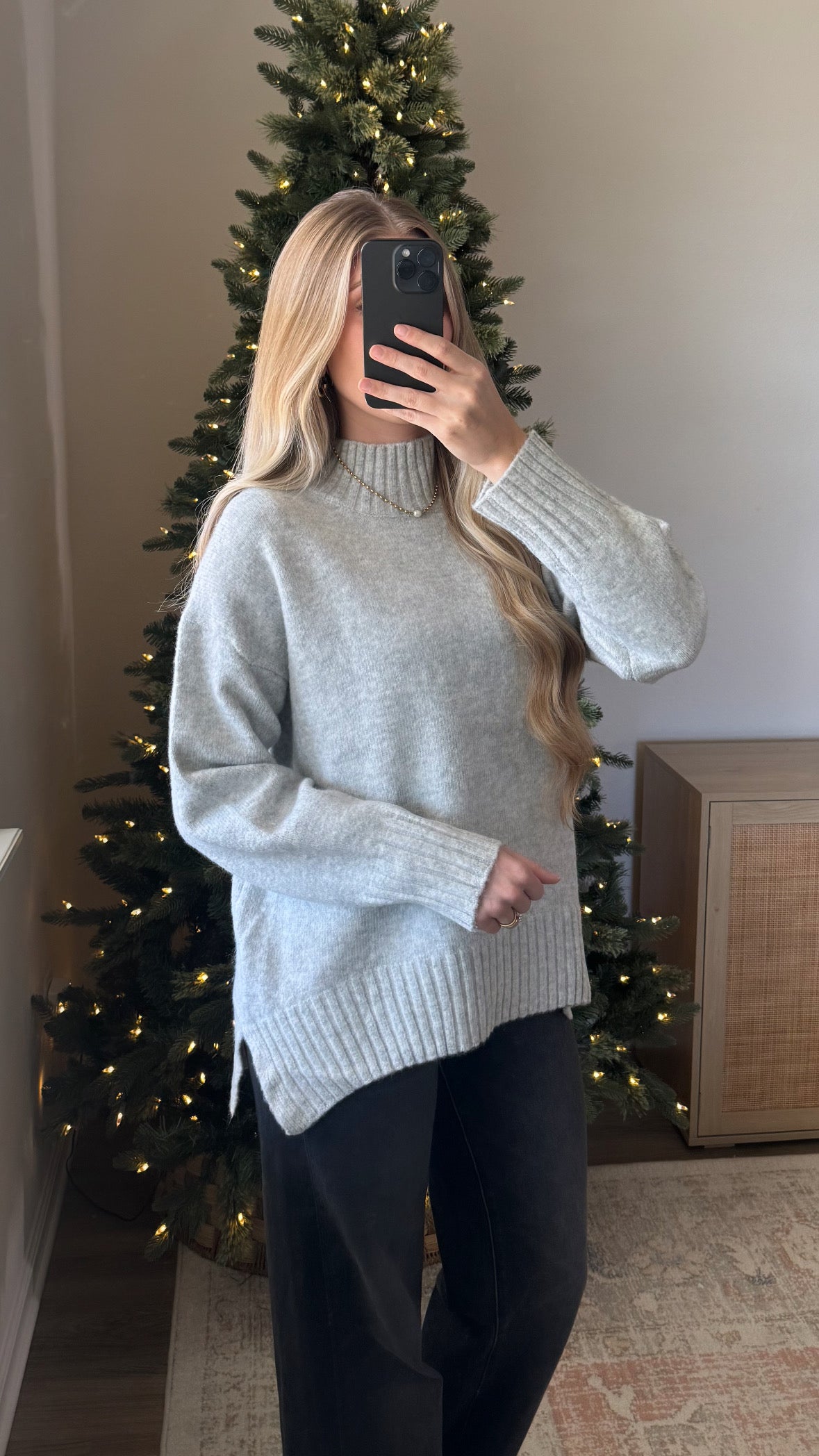 Ribbed Mock Neck Sweater / Grey