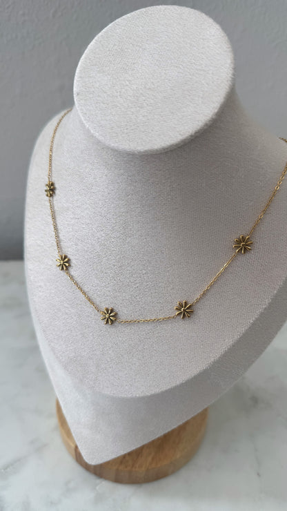 Dainty Daisy Necklace / 18k Gold