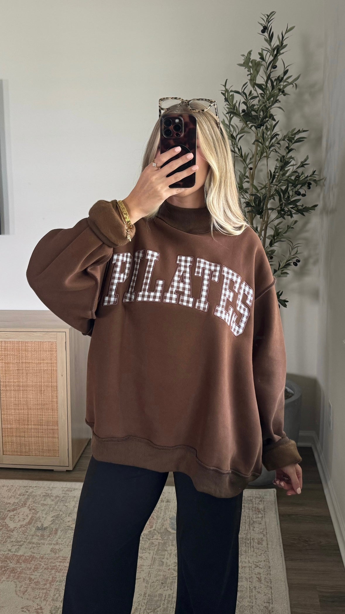 Pilates Embroidered Mock Neck Sweatshirt / Brown