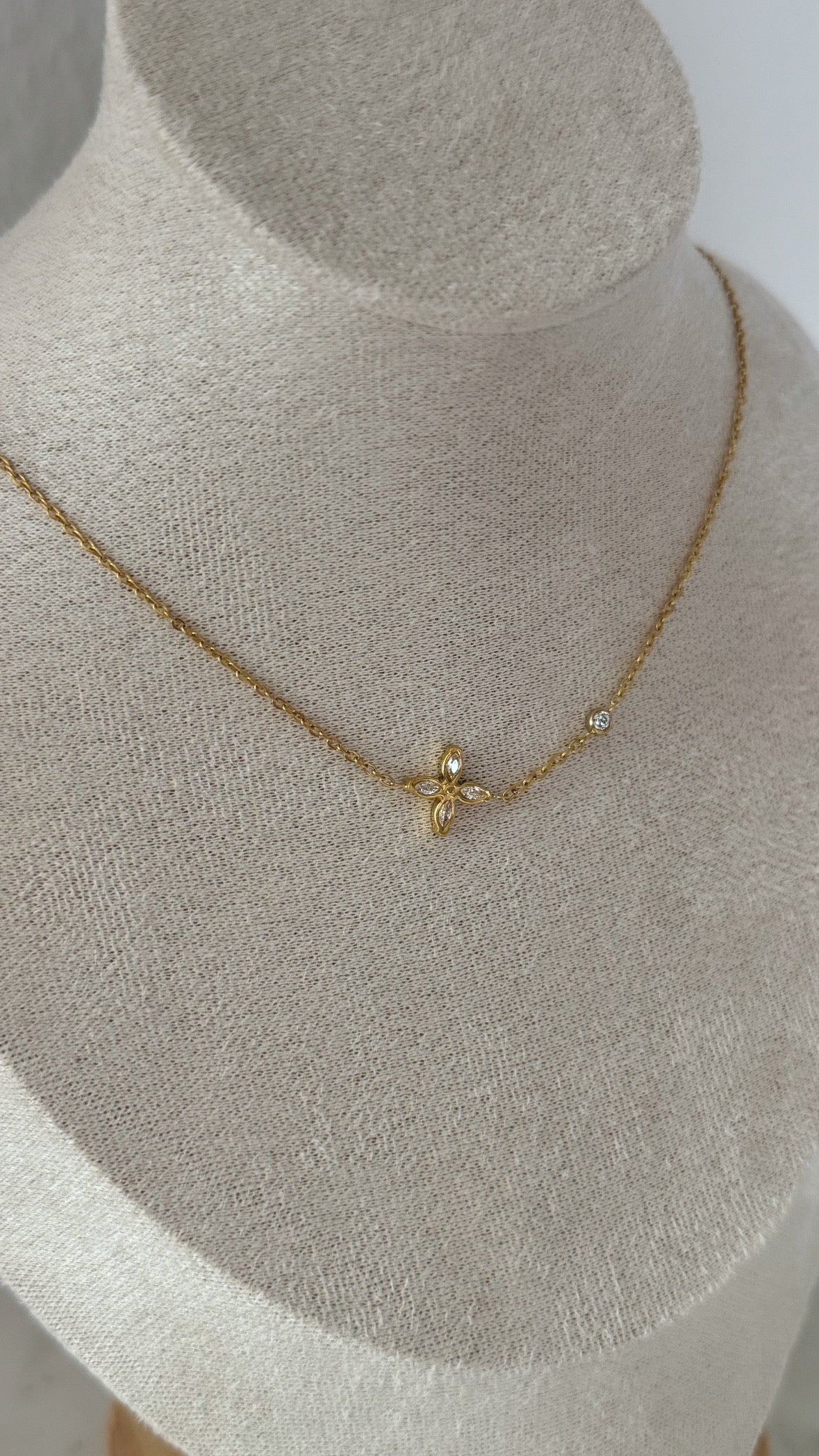 Dainty Floral Necklace / 18k Gold